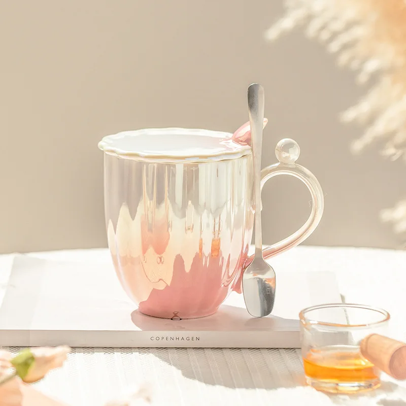 Coffee Tea Difference - Luksusowy perłowy glazurowany kubek z delfinami